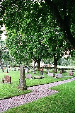 Den västra delen av Skephults kyrkogård, från NÖ.