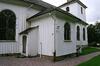 Sakristian på Skephults kyrka har en liten veranda, från NÖ.