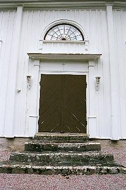 Skephults kyrka, sydportalen med stentrappa.