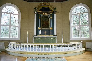 Koret i Skephults kyrka med altarring, altare och altaruppsats, från V.