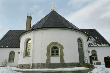Sätila kyrka har ett rundat kor, från Ö.