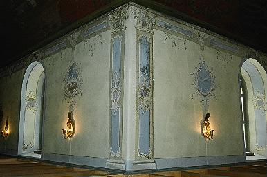 Detalj i Sätila kyrka av de bemålade väggarna i långhuset och den södra korsarmen, från NÖ.