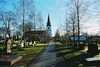 Kinna kyrka och kyrkogården på norra sidan.
