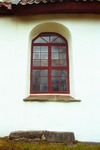 Långhusfönster på Hyssna gamla kyrka.