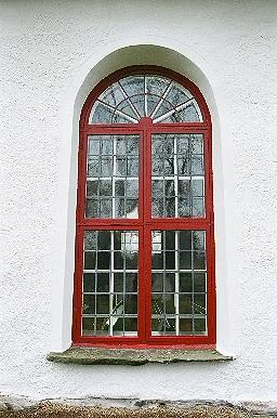 Långhusfönster i nordfasaden på Istorps kyrka.