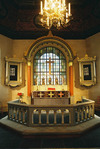 Altare, altarring och fönsteromfattning kring östfönstret
