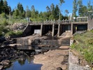 Dammen vid Assmebro kraftverk, utförd i betong och sten. 