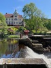 Dammen vid Strömsfors. I bakgrunden den så kallade Villa Strömsfors vilken uppfördes i 
början av 1900-talet.  
