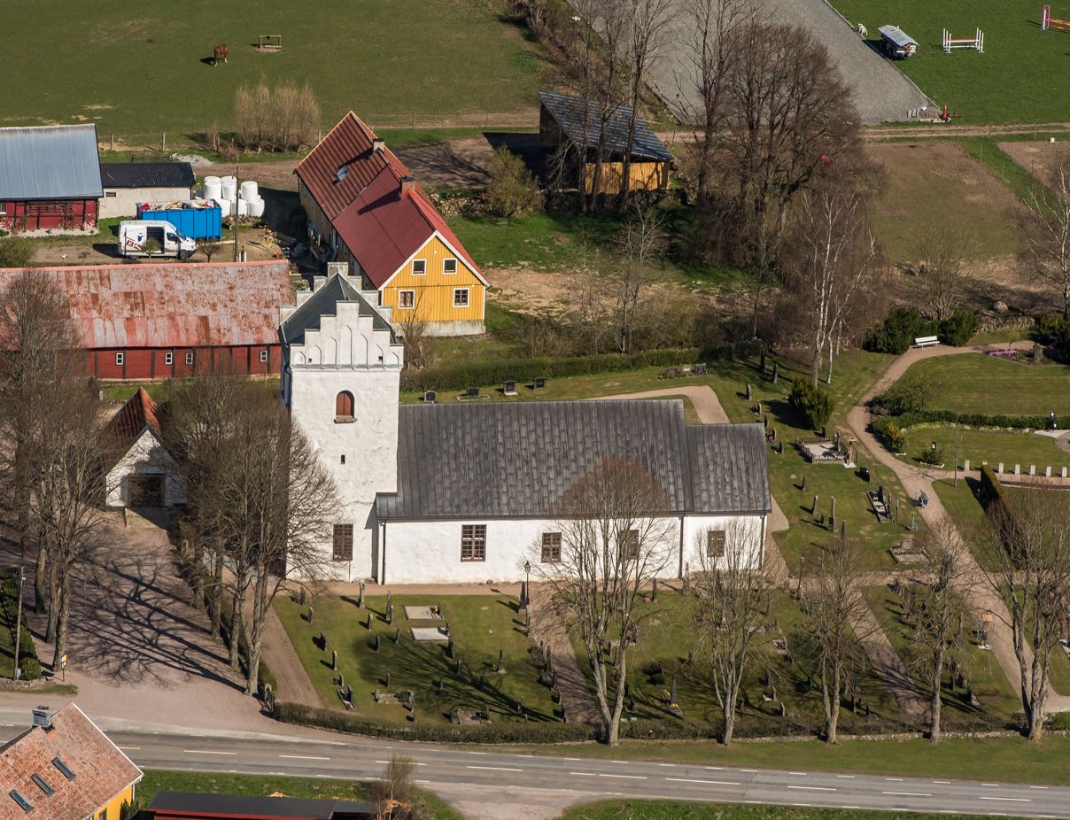 Flygfoto över Djurröds kyrka sett från söder