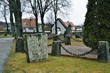 Liljesten på Kullings-Skövde kyrkogård. Neg.nr. B961_047:17. JPG.  