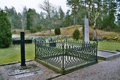 Gjutjärnsvårdar på Fullestads kyrkogård. Neg.nr. B961_041:03. JPG. 