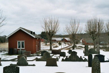 Uthus på Kvinnestads kyrkogård. Neg.nr. B961_057:04. JPG. 