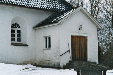 Vapenhus på Kvinnestads kyrka. Neg.nr. B961_057:03. JPG. 