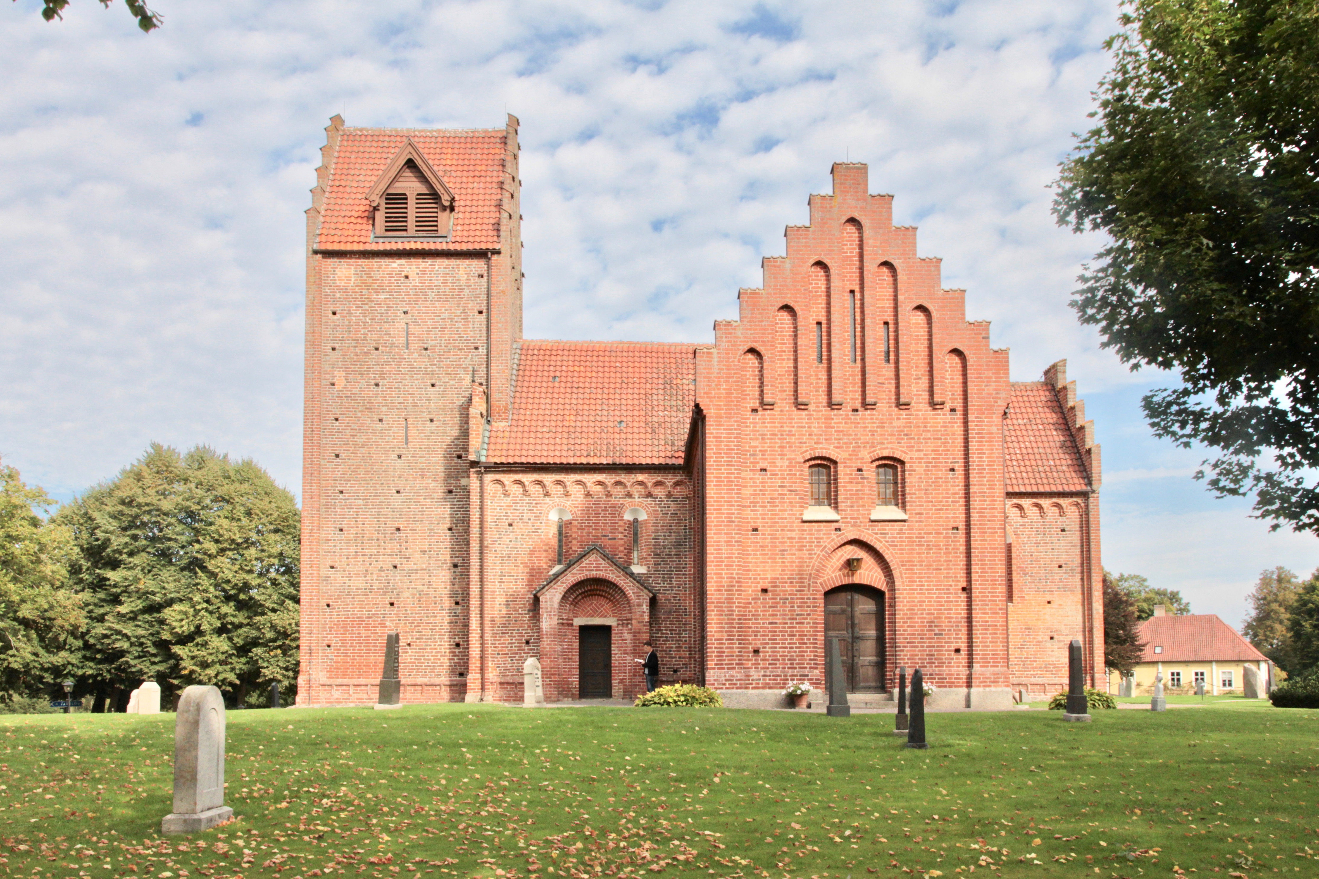 Kyrkan från söder med nykyrkan från 1905