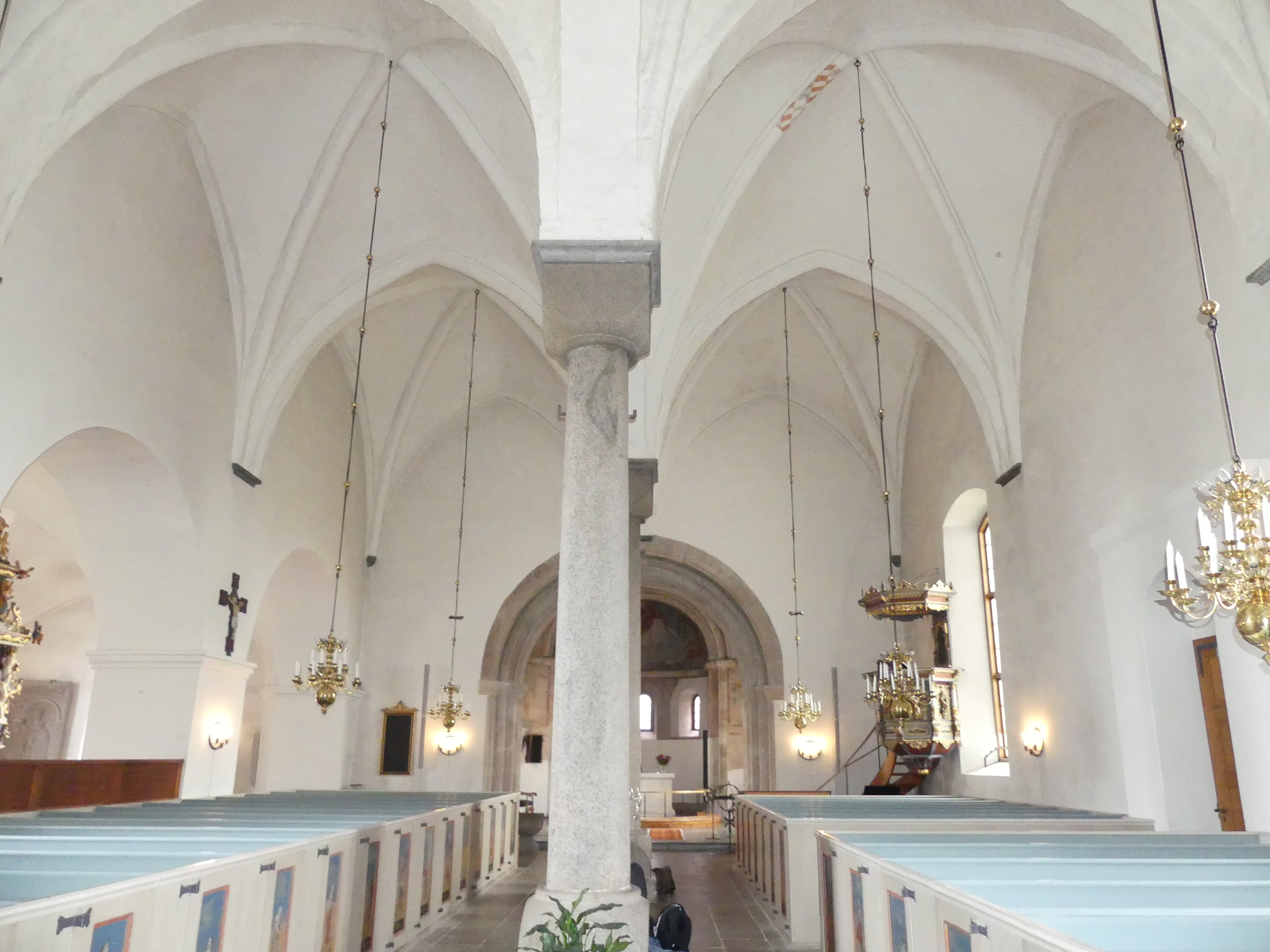 Långhuset i Vä kyrka med en av de stora valvpelarna i mitten