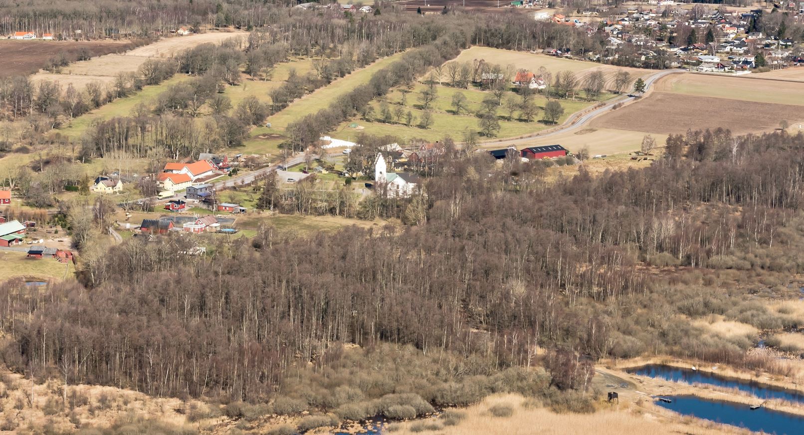 Flygbild över Finja kyrka tagen från sydost