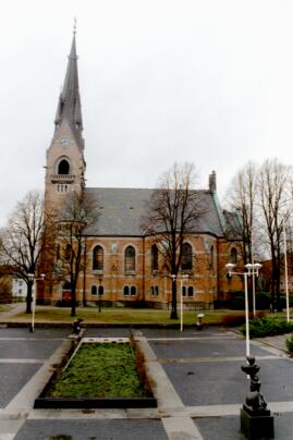 Gustav Adolfs kyrka sydfasad och gården utanför Borås kulturhus.