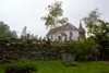 Brämhults kyrka och klockstapel sedda från kyrkogårdens näst nedersta etage i sydöst.