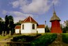 Brämhults kyrka sedd från öster med sakristia åt söder och vapenhus åt norr. Koret fick sin nuvarande fönstersättning 1879.