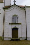 Sydportalen är huvudentré i Tämta kyrka.