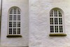 Korfönster till vänster i bild och fönster i långhuset i Tämta kyrka.