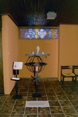Den ursprungliga dopplatsen med sidoljusförsett altare i en grund utbyggnad.