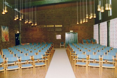 Hässleholmens kyrka sedd mot entréerna.