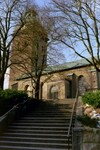 Caroli kyrkas sydsida med trappan från Södra Kyrkogatan och södra vapenhuset i dess fond.