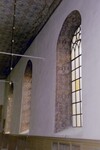 Caroli kyrkas nationalromantiskt dekorerade fönstersmygar och del av sidoskeppets tak på sydsidan. Dekoren är ritad av Filip Månsson 1916.