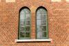 Fönster på sydsidan av S:ta Birgittas kapell. Notera den rundade solbänken av sten och den huggna stendekoren mellan fönstren.  