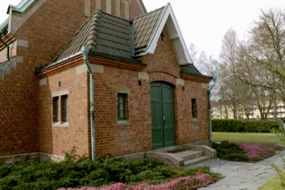 Utbyggnaden i öster på S:ta Birgittas kapell med ett kontor i söder närmast i bild och förråd på andra sidan åt norr.
