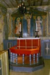 Hedareds kyrka, kor med altaruppsats, kyrkvärdsbänkar och altarring.