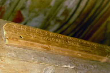 Hedareds kyrka, inskription bakom läktarbänk.