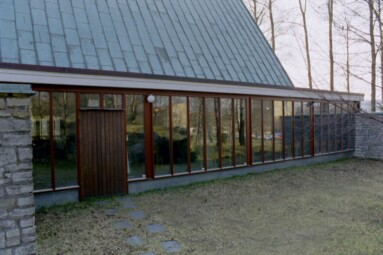 Sjöbo kyrkas fasad i sidoskeppet åt nordost täcks av fönster med en nödutgång.