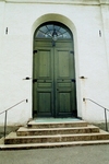 Västporten i Äspereds kyrka. Observera de smidda dörrhakarna på fasaden.