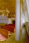 Kyrkorummet i Trandareds kyrka får sin karaktär främst av att såväl ytterväggen som taket lutar, samt en pelarrad längs fönstren.