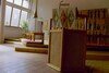 Dopfunten i Trandareds kyrka är placerad i ljuset från det stora fönsterpartiet, men inte rakt under huven.