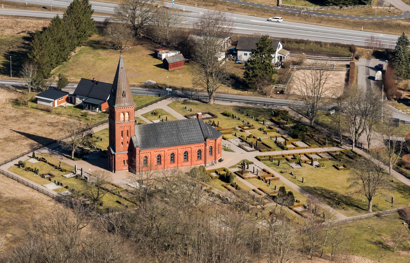 Flygbild över Ignaberga nya kyrka tagen från sydväst.