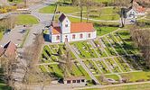 Flygbild över Hästveda kyrka, tagen från sydväst.