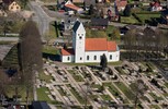 Flygbild från söder över Norra Åsums kyrka