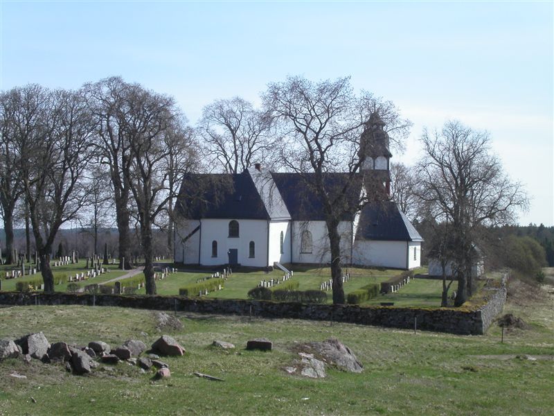 Kyrka och kyrkogård från norr.