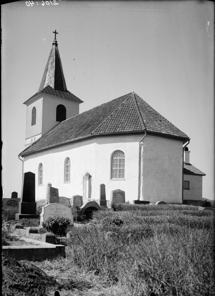 Håby kyrka från sydöst. Efter restaureringen.