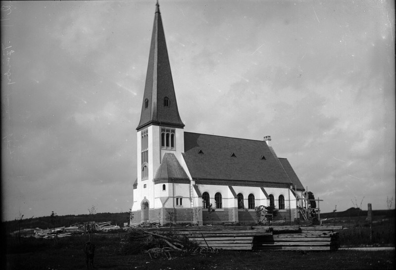 Tjärby kyrka från sydväst.