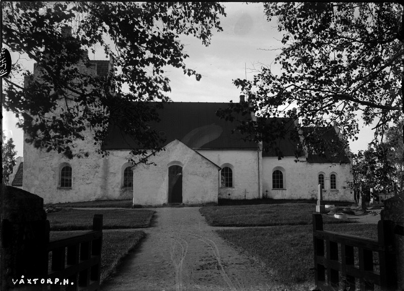 Våxtorps kyrka från syd.