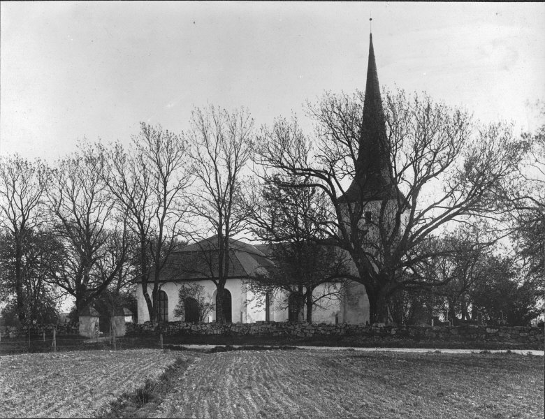 Bolstads kyrka från nordväst.