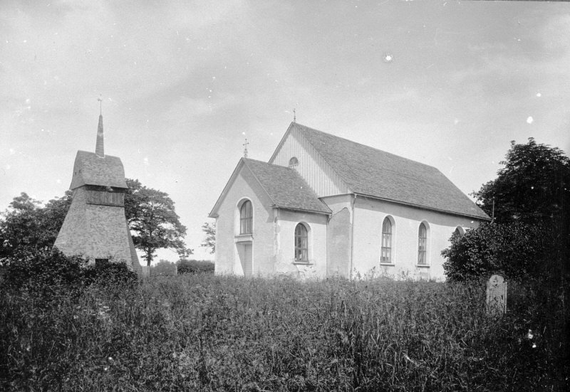 Gunnarsnäs kyrka från sydväst.