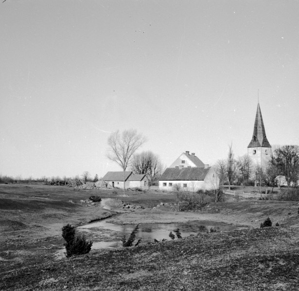 Alskogs kyrka från sydväst.