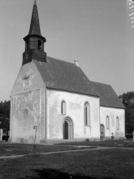 Björke kyrka från sydväst.
