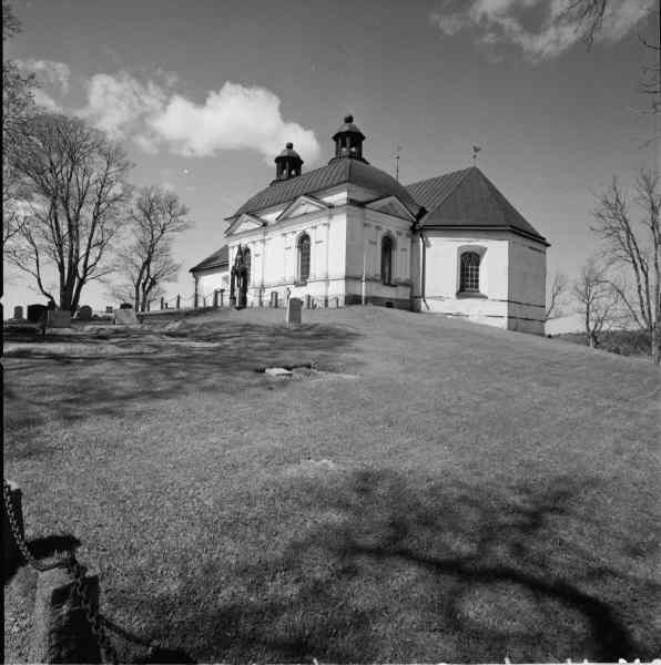 Husby-Oppunda kyrka från sydöst
