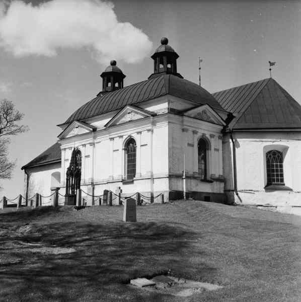 Husby-Oppunda kyrka från sydöst. Rosenhanska grakoret.